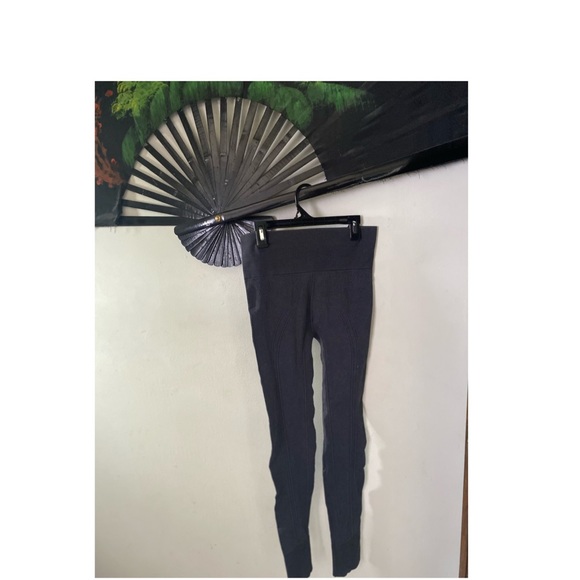 Suzy Shier grey nylon leggings - Picture 2 of 3